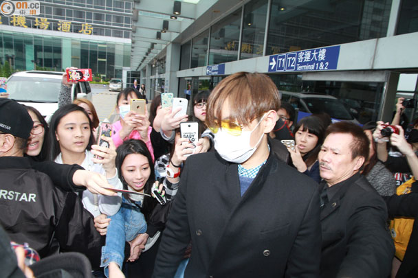TOP arriving Hong Kong 2015-03-13 04.jpg
