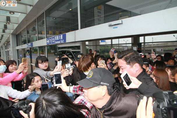 TOP arriving Hong Kong 2015-03-13 05.jpg
