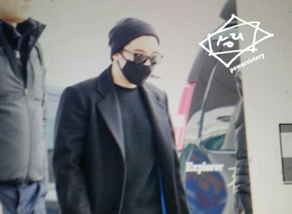 BIGBANG - Incheon Airport - 21mar2015 - Seung Ri - Power Victory - 01.jpg