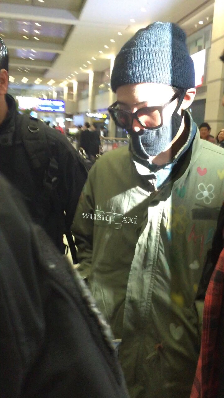 BIGBANG - Shanghai Airport - 29mar2015 - G-Dragon - Wusiqi__xxi - 02.jpg
