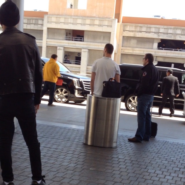 BIGBANG - Los Angeles Airport - 09apr2015 - Seung Ri - minatwonnie - 01.jpg