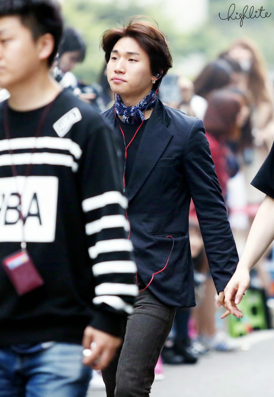 Seungri Daesung HQs KBS Arrival 2015-05-15 01.jpg