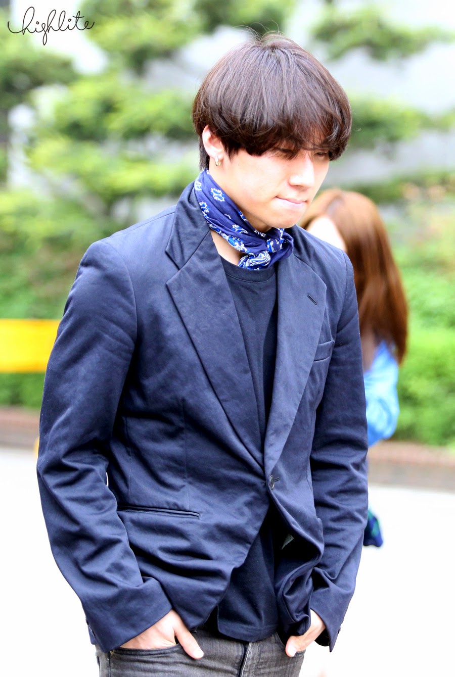 Seungri Daesung HQs KBS Arrival 2015-05-15 02.jpg