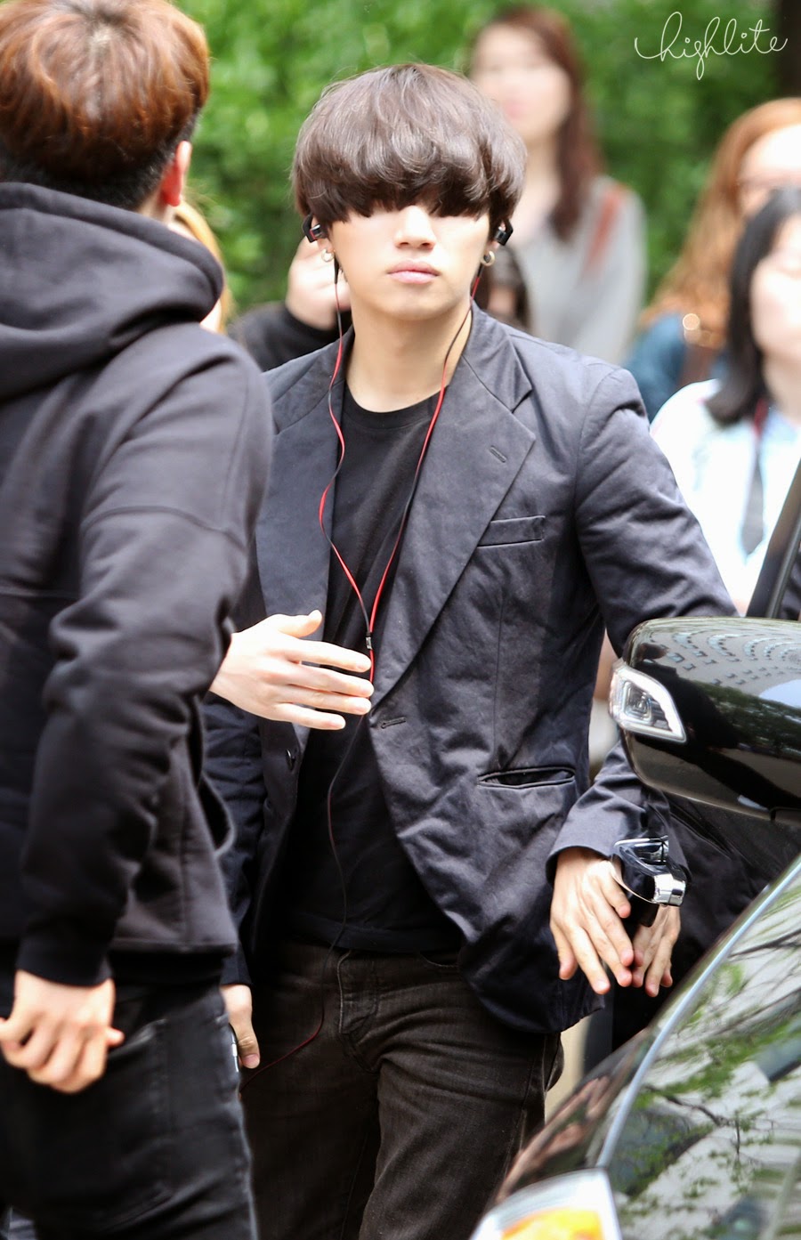 Seungri Daesung HQs KBS Arrival 2015-05-15 04.jpg