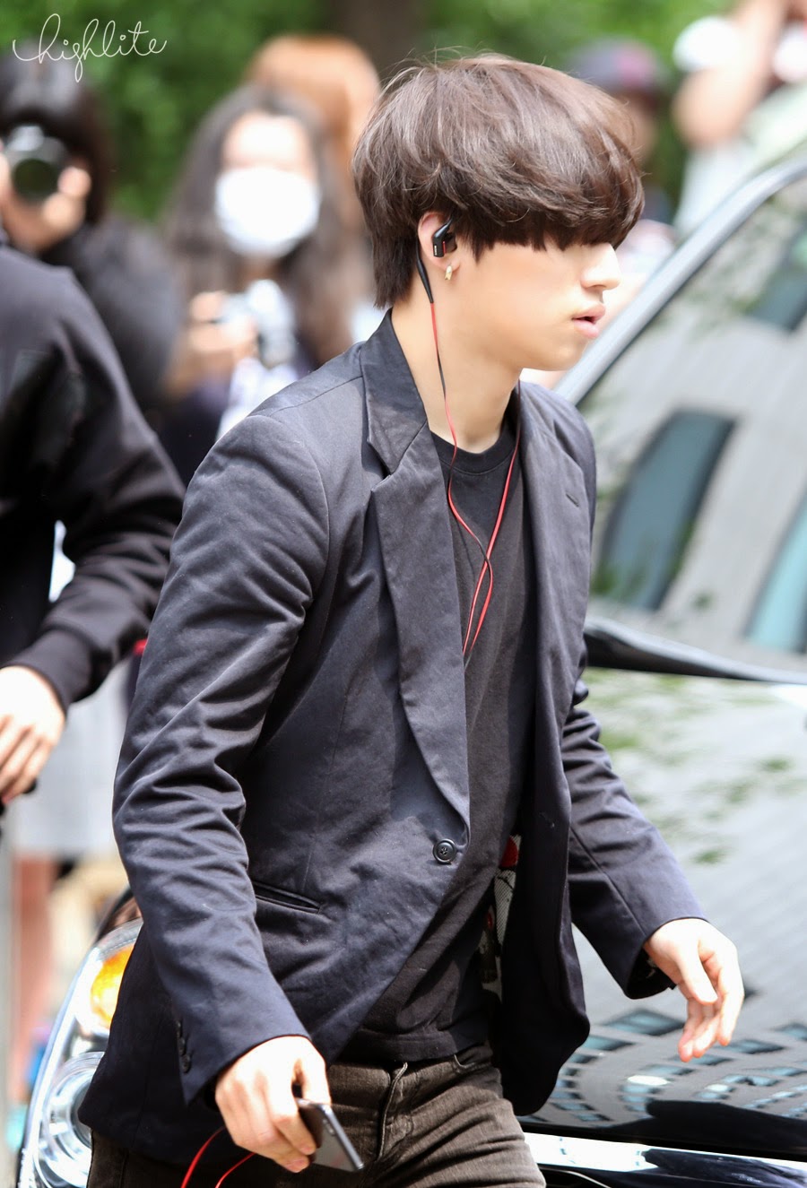 Seungri Daesung HQs KBS Arrival 2015-05-15 05.jpg