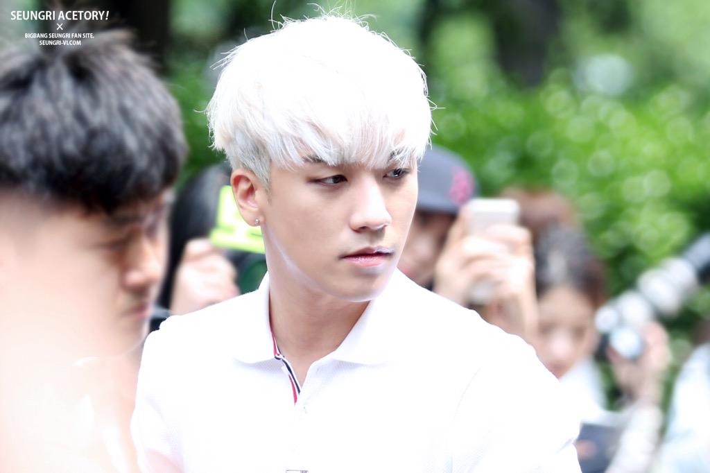 Seungri Daesung HQs KBS Arrival 2015-05-15 06.jpg