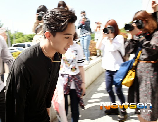 BIGBANG KBS Happy TogetherArrival PRESS 2015-05-16 08.jpg