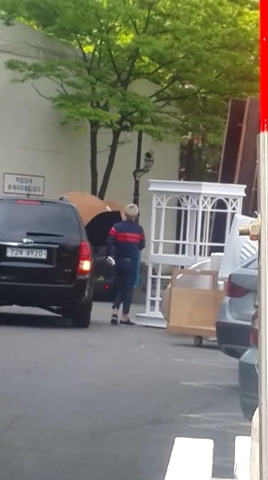 BIGBANG - SBS Inkigayo - 17may2015 - Seung Ri - Fan - 01.jpeg