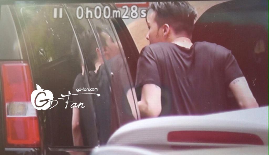 BIGBANG - SBS Inkigayo - 17may2015 - G-Dragon - GD Fan - 02.jpg
