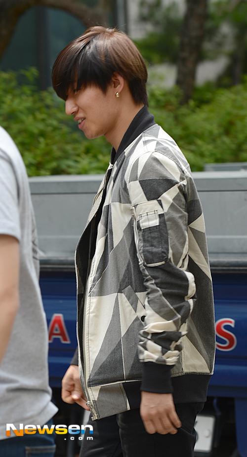 BIGBANG KBS Sketchbook 2015-06-02 075.jpg