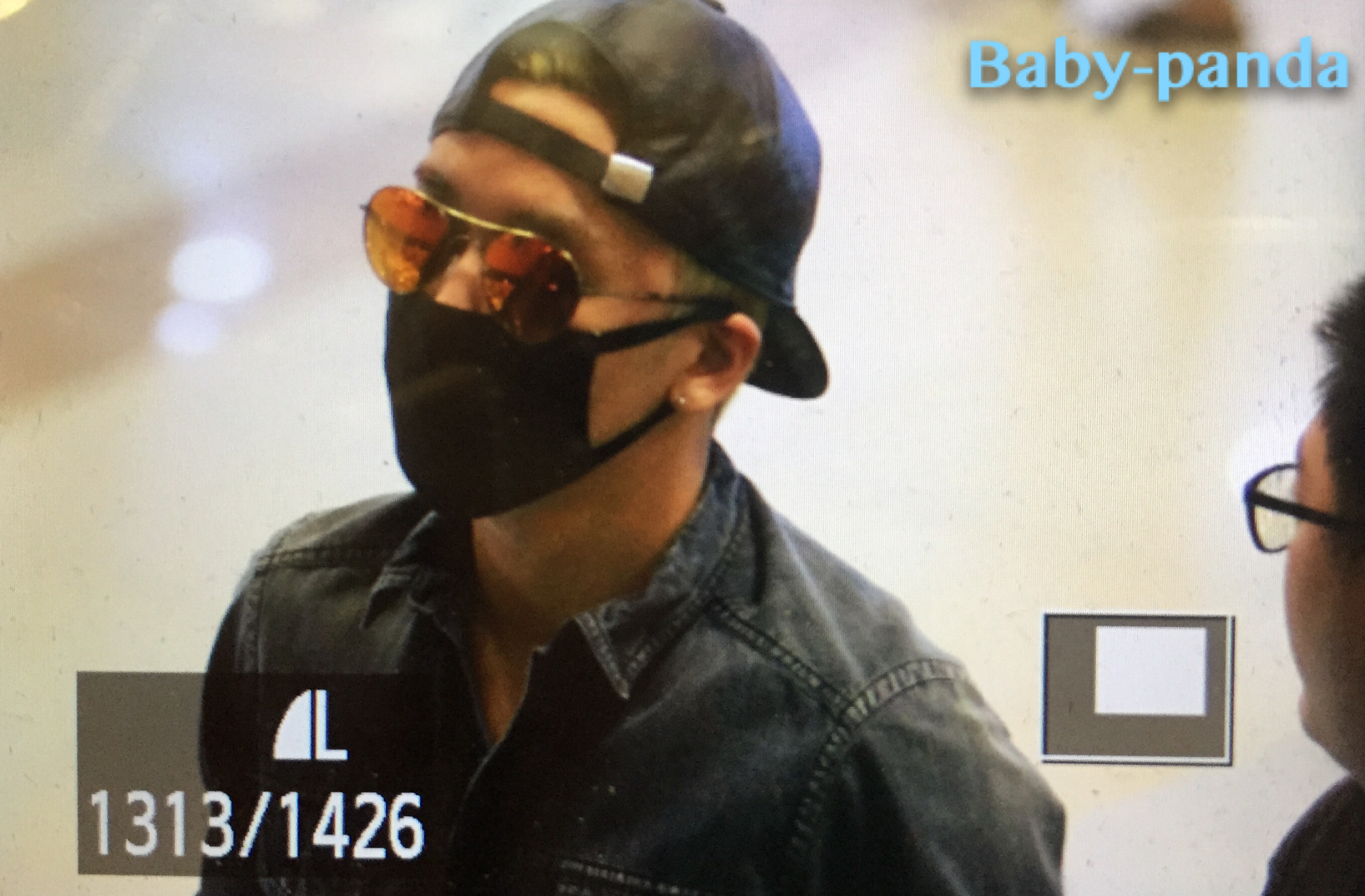 BIGBANG - Gimpo Airport - 05jun2015 - Seung Ri - Baby Panda - 01.jpg