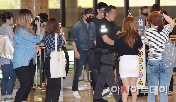 BIGBANG Gimpo Airport to Beijing PRESS 2015-06-05 007.jpg