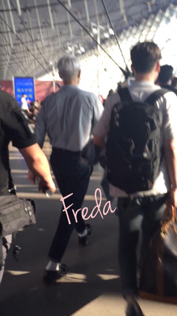 BIGBANG changing Planes in Shanghai 2015-08-15 (1).jpg