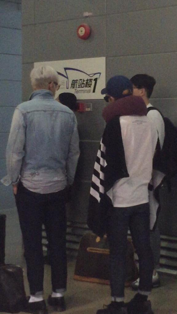 BIGBANG changing Planes in Shanghai 2015-08-15 (2).jpg