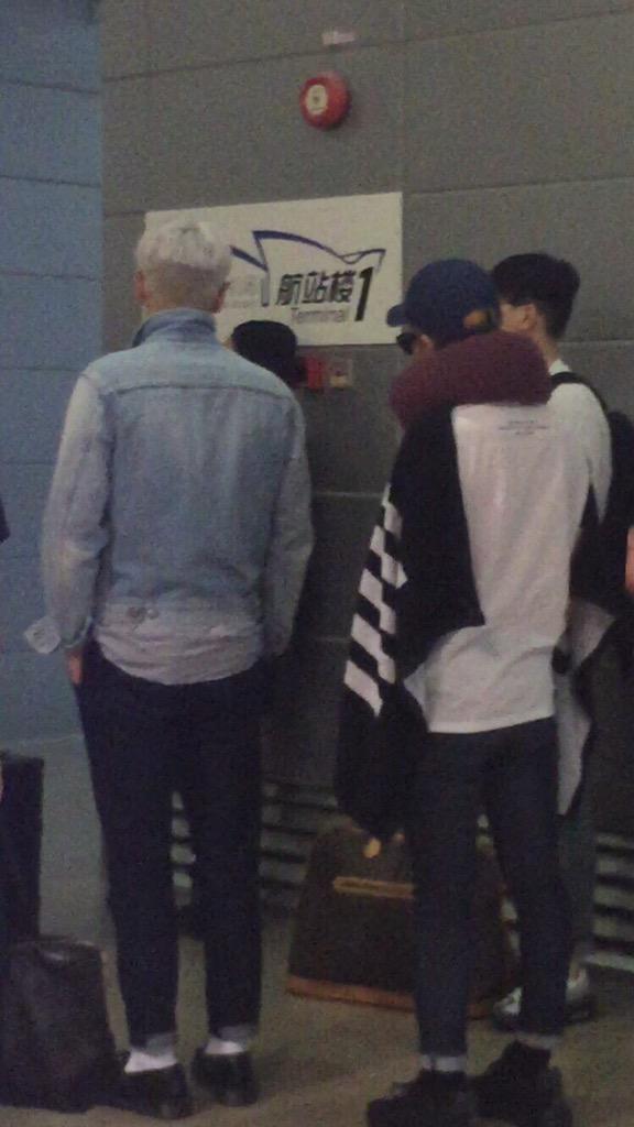 BIGBANG changing Planes in Shanghai 2015-08-15 (3).jpg