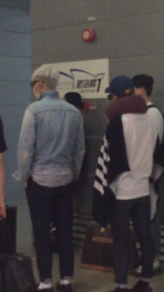 BIGBANG changing Planes in Shanghai 2015-08-15 (4).jpg