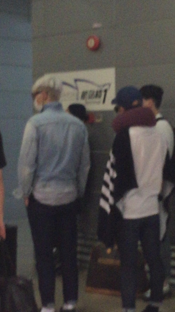 BIGBANG changing planes in Shanghai for Seoul 2015-08-15 by Lotus277 (1).jpg
