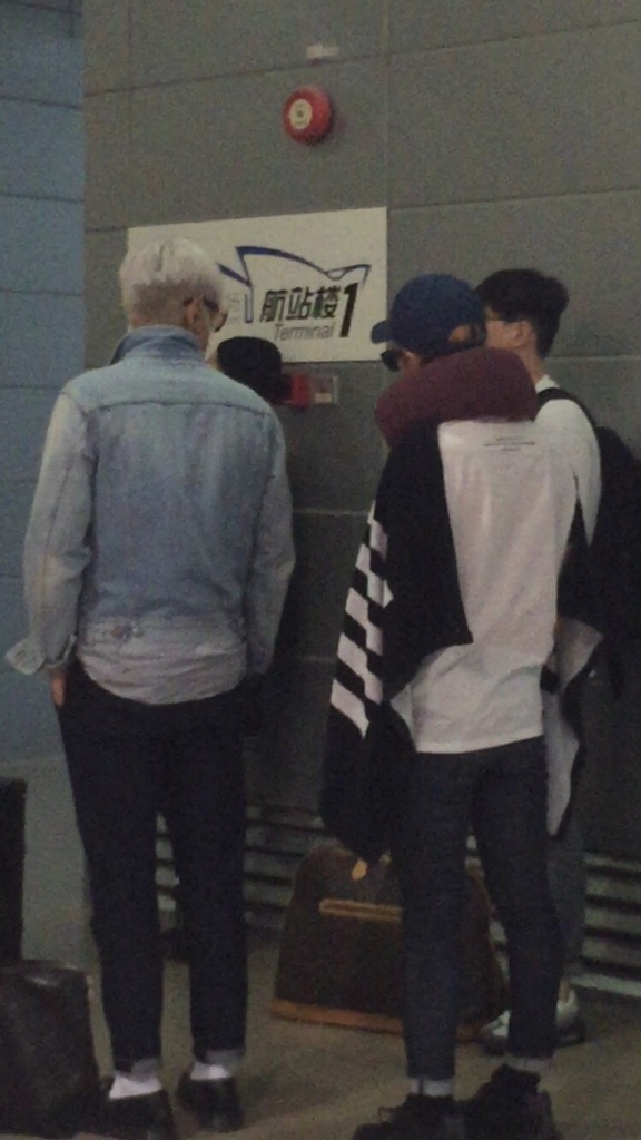 BIGBANG changing planes in Shanghai for Seoul 2015-08-15 by Lotus277 (11).jpg