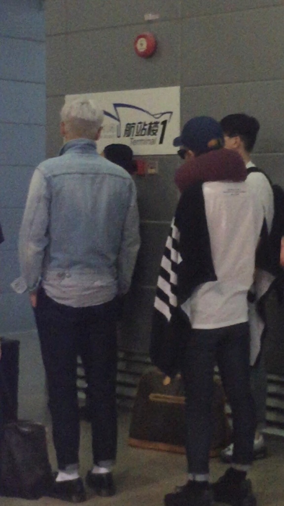BIGBANG changing planes in Shanghai for Seoul 2015-08-15 by Lotus277 (12).jpg