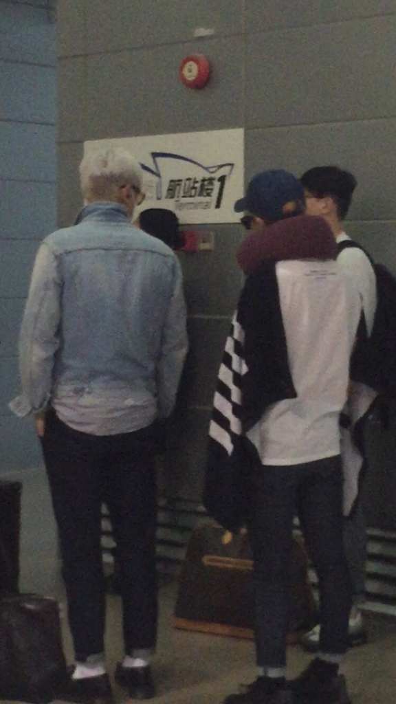BIGBANG changing planes in Shanghai for Seoul 2015-08-15 by Lotus277 (13).jpg