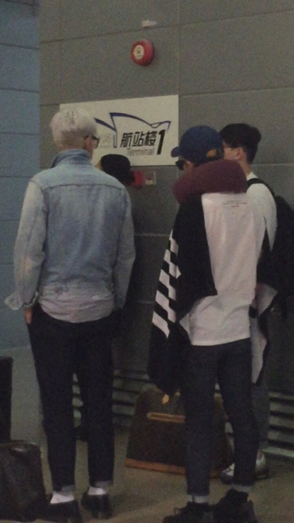 BIGBANG changing planes in Shanghai for Seoul 2015-08-15 by Lotus277 (15).jpg