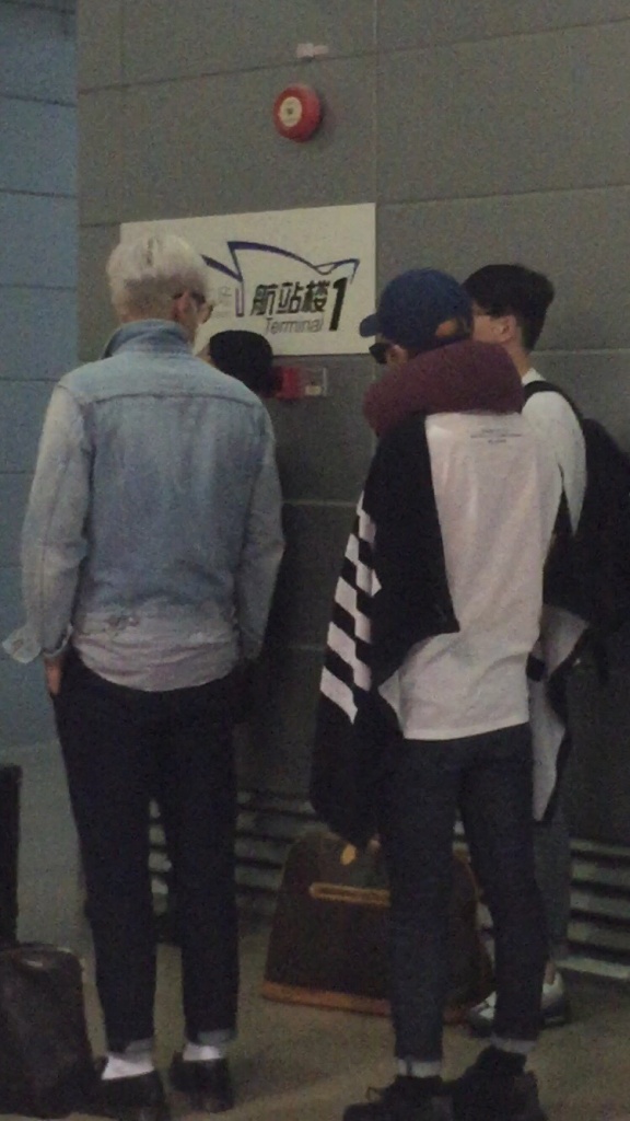 BIGBANG changing planes in Shanghai for Seoul 2015-08-15 by Lotus277 (16).jpg