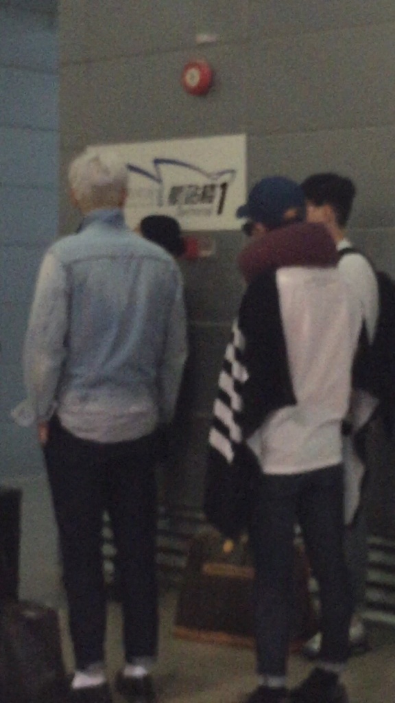 BIGBANG changing planes in Shanghai for Seoul 2015-08-15 by Lotus277 (17).jpg
