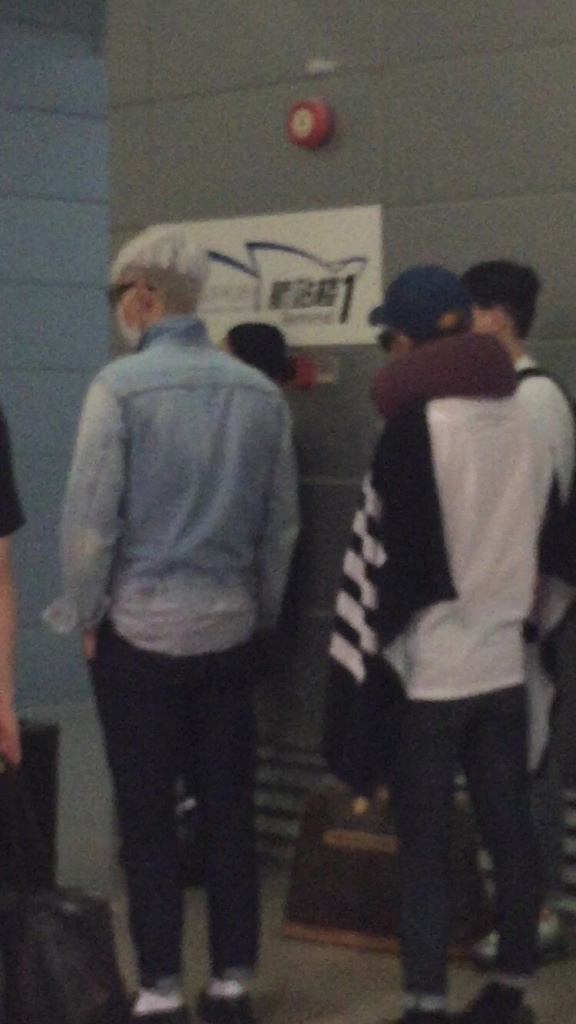 BIGBANG changing planes in Shanghai for Seoul 2015-08-15 by Lotus277 (18).jpg