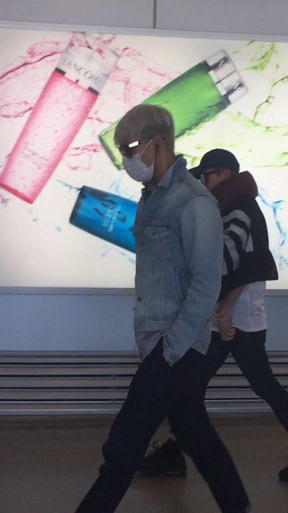 BIGBANG changing planes in Shanghai for Seoul 2015-08-15 by Lotus277 (2).jpg