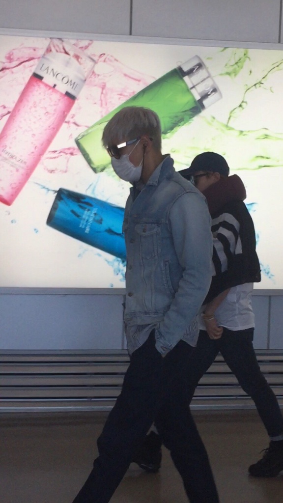 BIGBANG changing planes in Shanghai for Seoul 2015-08-15 by Lotus277 (5).jpg
