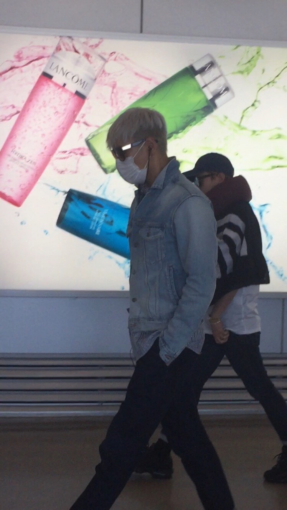 BIGBANG changing planes in Shanghai for Seoul 2015-08-15 by Lotus277 (6).jpg