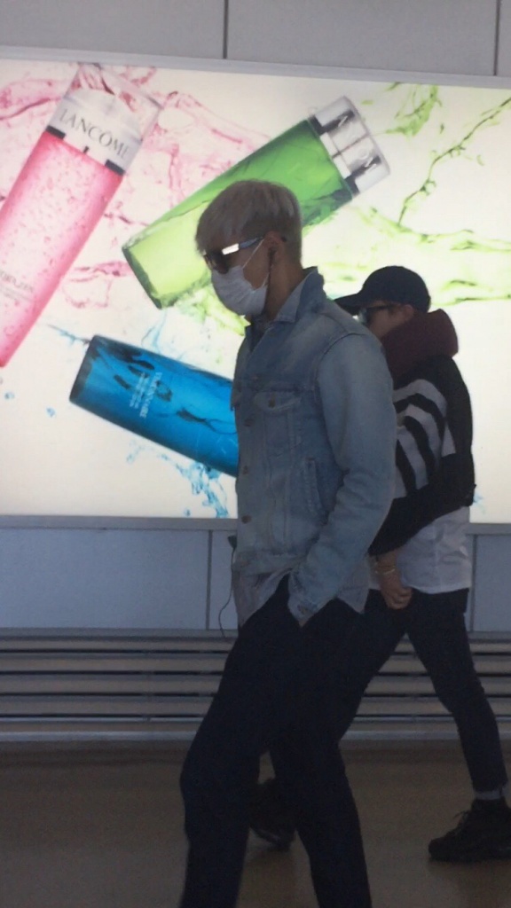 BIGBANG changing planes in Shanghai for Seoul 2015-08-15 by Lotus277 (7).jpg