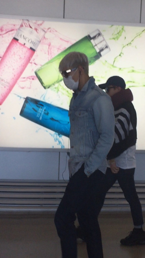 BIGBANG changing planes in Shanghai for Seoul 2015-08-15 by Lotus277 (8).jpg