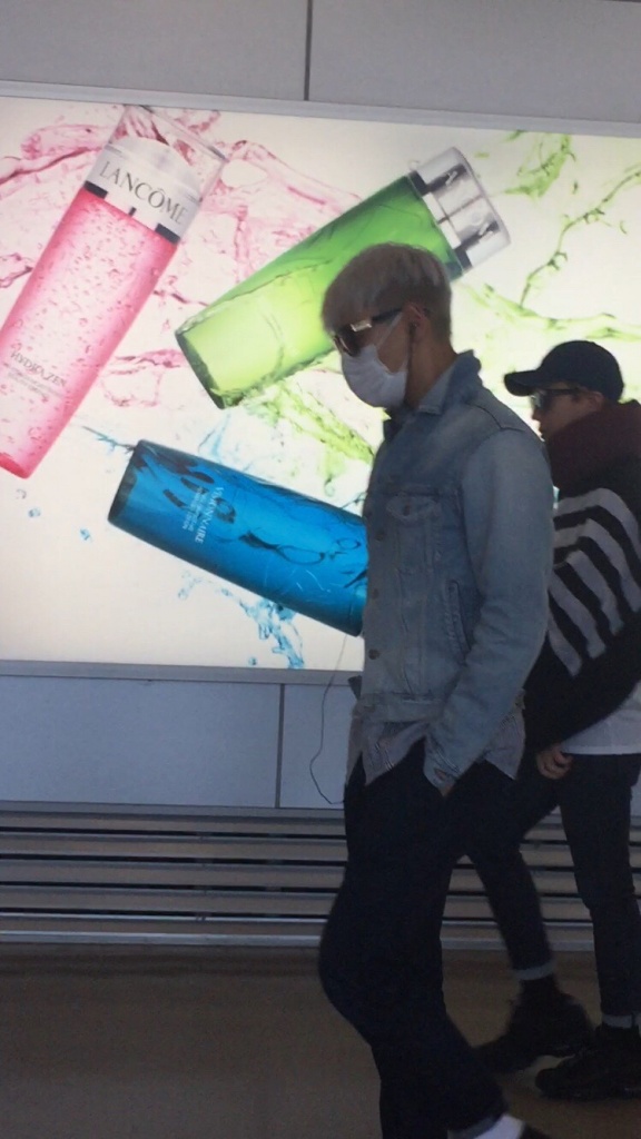 BIGBANG changing planes in Shanghai for Seoul 2015-08-15 by Lotus277 (9).jpg