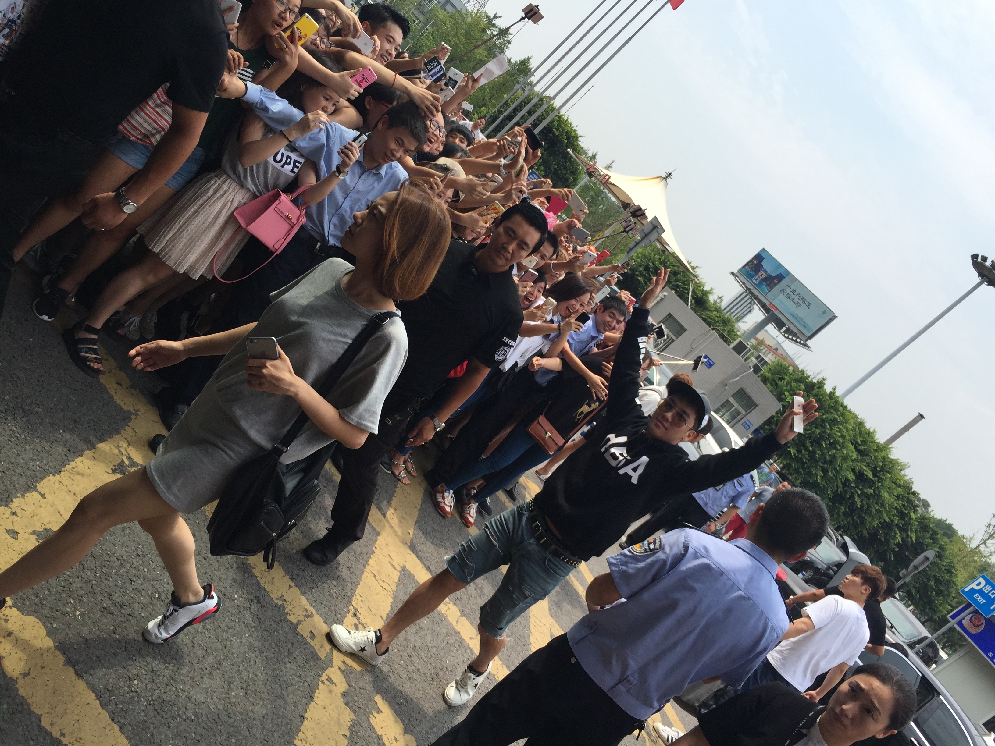 BIGBANG departing Chongqing 2015-08-31 006.jpg