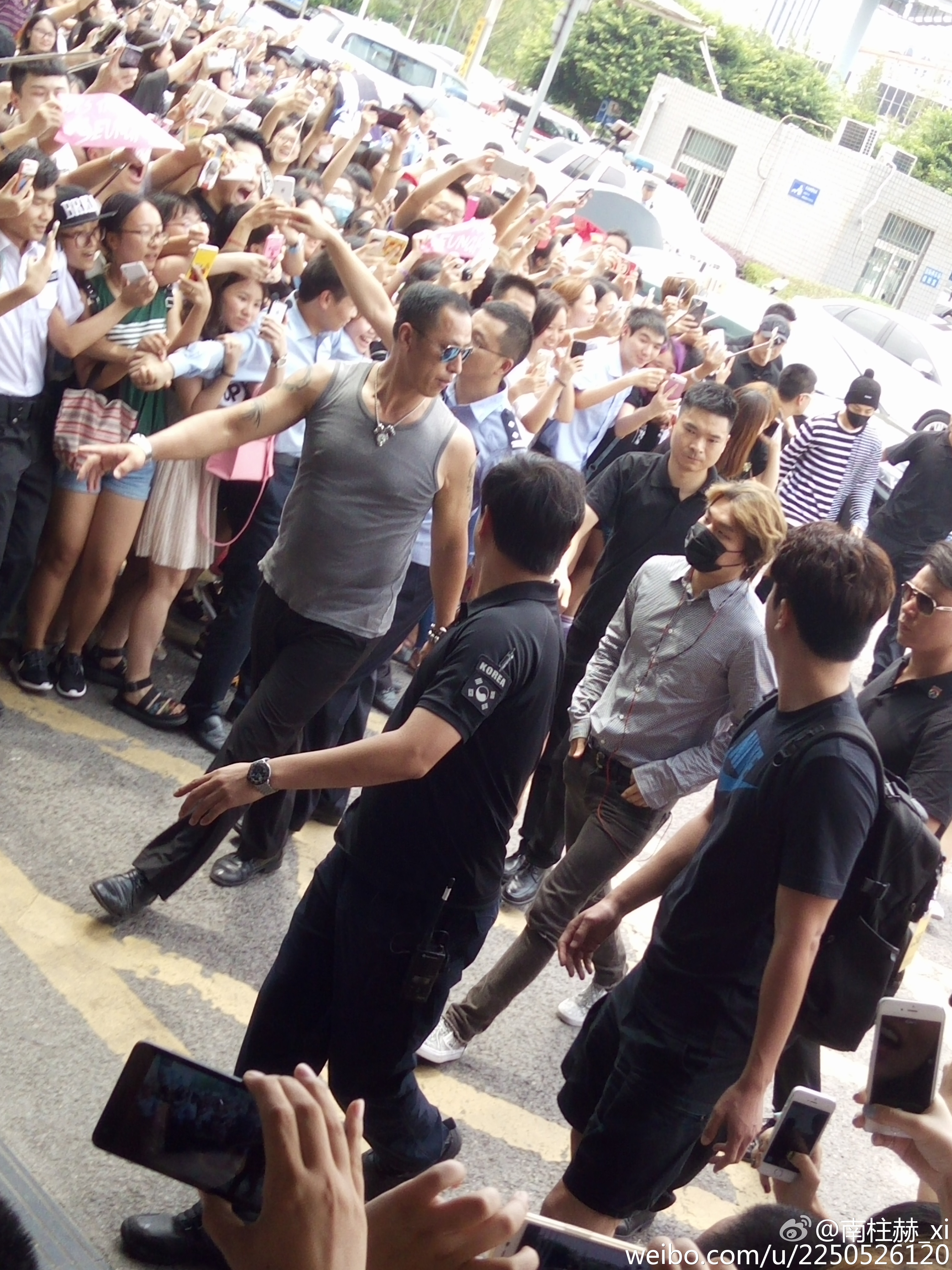 BIGBANG departing Chongqing 2015-08-31 017.jpg