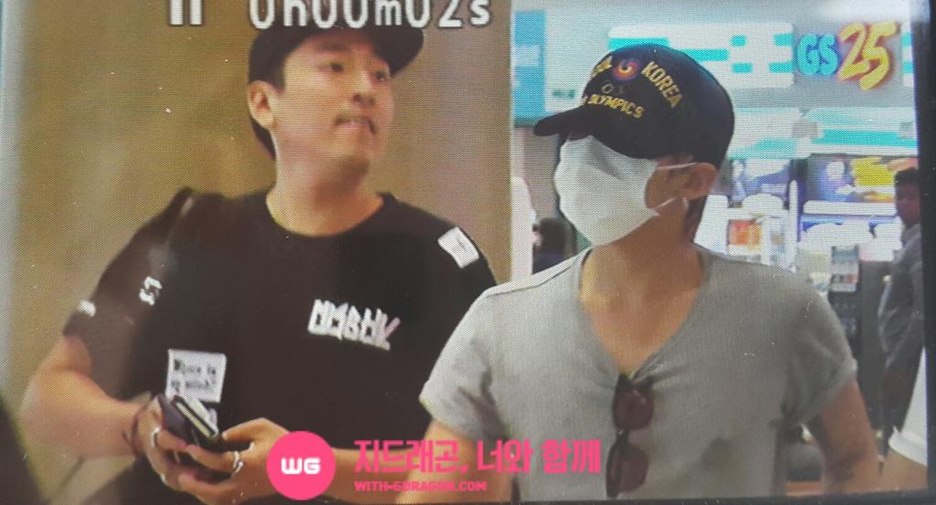 G-Dragon arriving Seoul from Shanghai 2015-09-01 (1).jpg