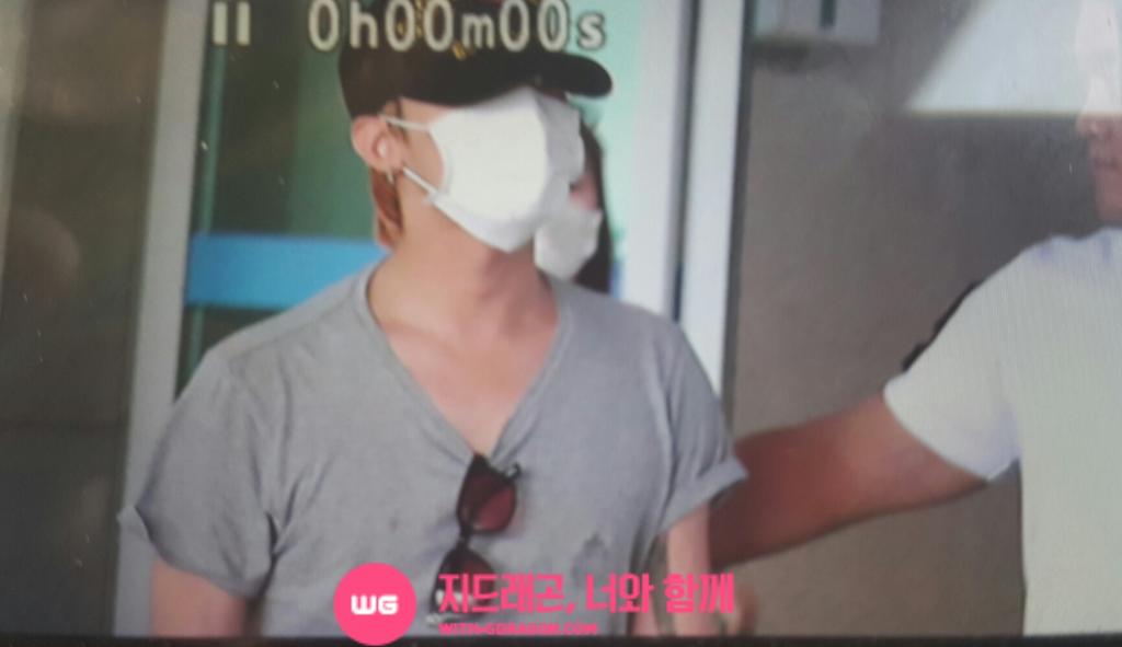 G-Dragon arriving Seoul from Shanghai 2015-09-01 (2).jpg