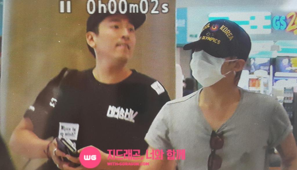 G-Dragon arriving Seoul from Shanghai 2015-09-01 (3).jpg
