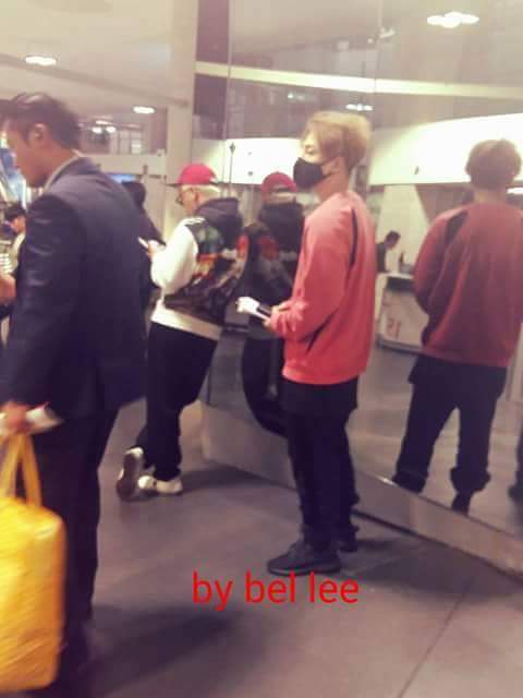 BIGBANG arrival Mexico 2015-10-07 (3).jpg