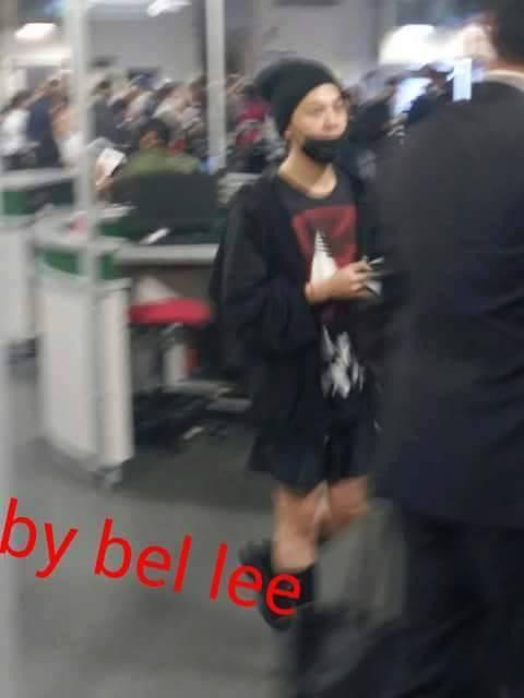 BIGBANG arrival Mexico 2015-10-07 (7).jpg