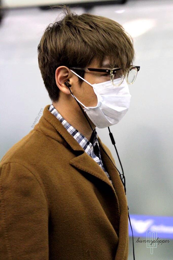 TOP Arrival Seoul 2015-11-06 BUNNYSLIPPER.jpg