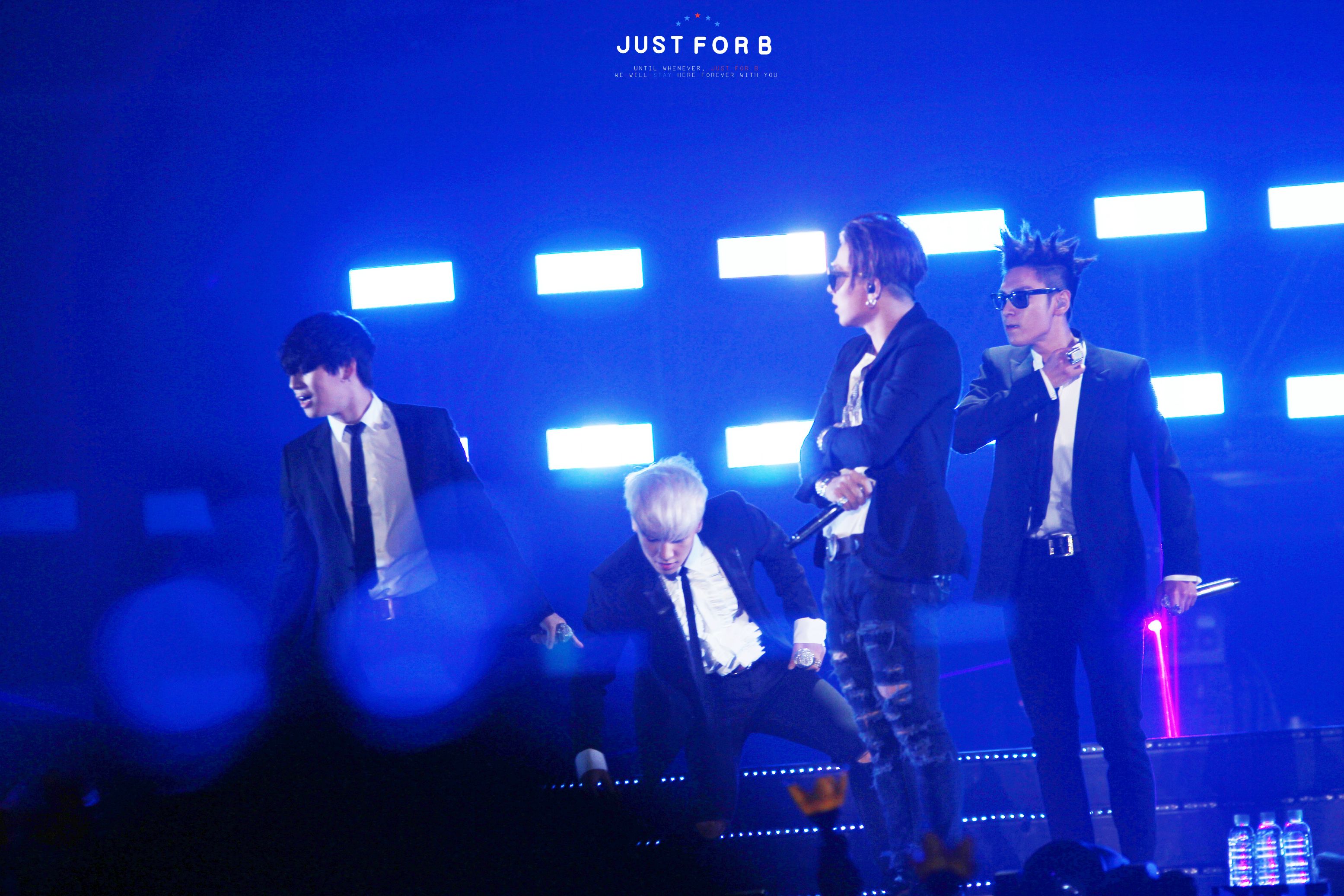 BIGBANG Seoul Day 2 HQs 2015-04-26 Seoul various135.jpg