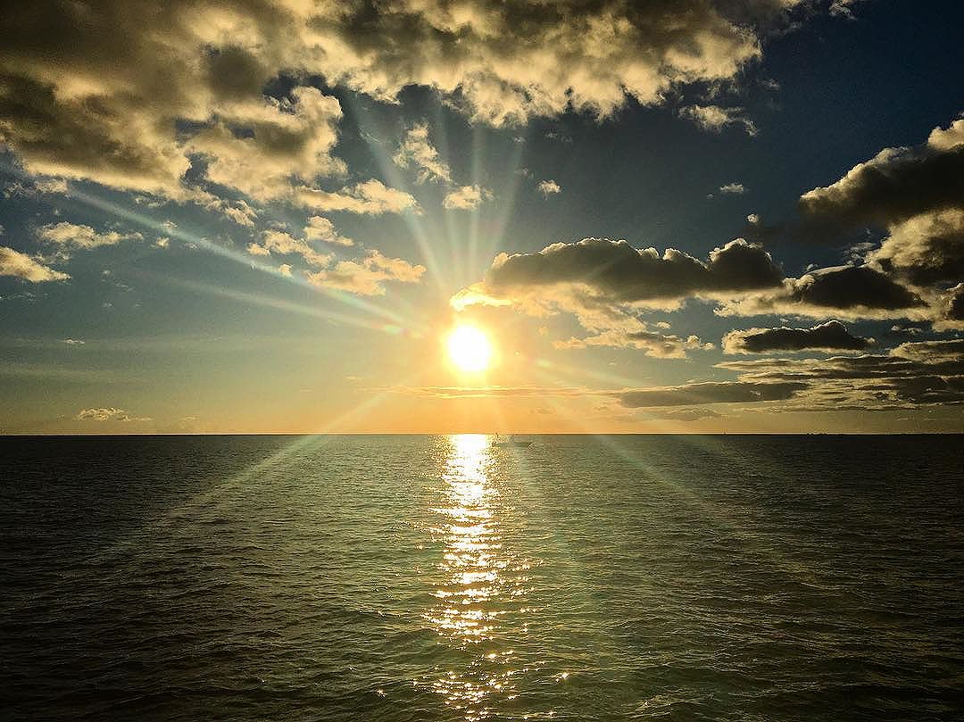 G-Dragon Instagram Oct 26, 2016 4:42pm I love the sunset