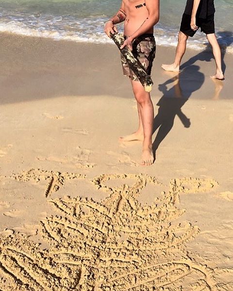 G-Dragon Instagram Oct 24, 2016 11:25am 나도TOP에게싸인을해줬다