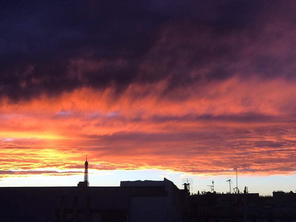 Taeyang Instagram Nov 23, 2016 6:27pm Burning sky