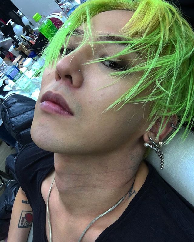 G-Dragon Instagram Dec 17, 2016 9:43pm VIP여러분SBS관계자여러분 오늘모두수고많이하셨습니다 내일처음으로선보이는빅뱅첫방인기가요많은시청부탁드려요