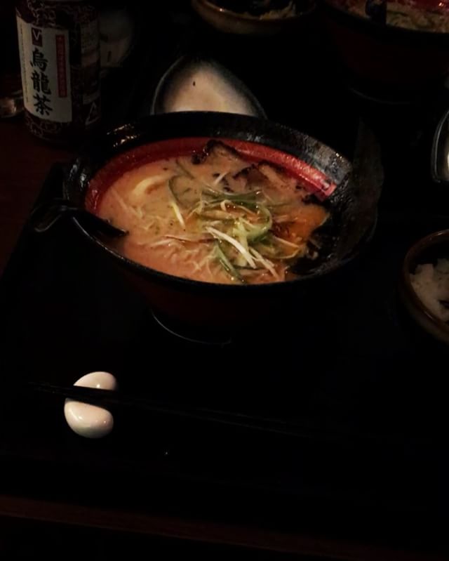 G-Dragon Instagram Dec 12, 2016 9:27pm 태어나서가장많은생일축하를받은라면집사장님승리와의저녁식사HBDBRO #아오리라멘
아참고로제가음식사진을잘못찍어요그래도맛은입니다