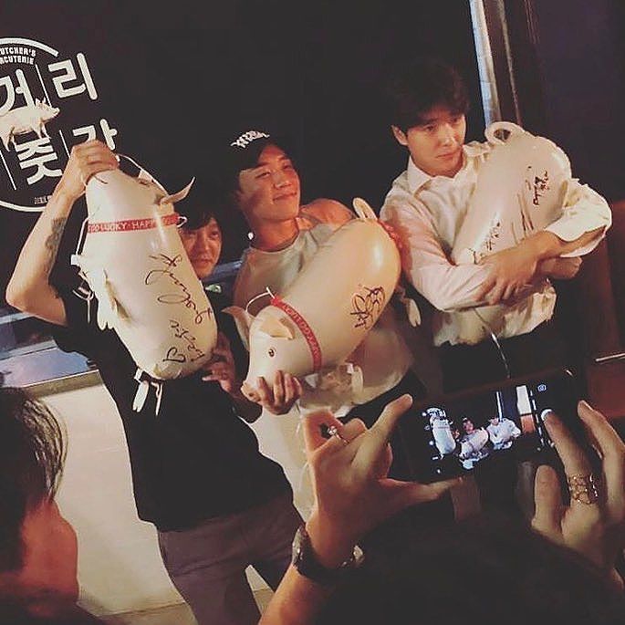 Seungri Instagram Aug 12, 2017 9:44pm In #malaysia 🇲🇾 #KL @yg_republique #삼거리푸줏간 Grand opening thank u for coming special guest @ftgtjhc and @sun4finger 바쁜데 와줘서 너무 고마워 ^_^ @hino2033 고문님 축하드립니다!