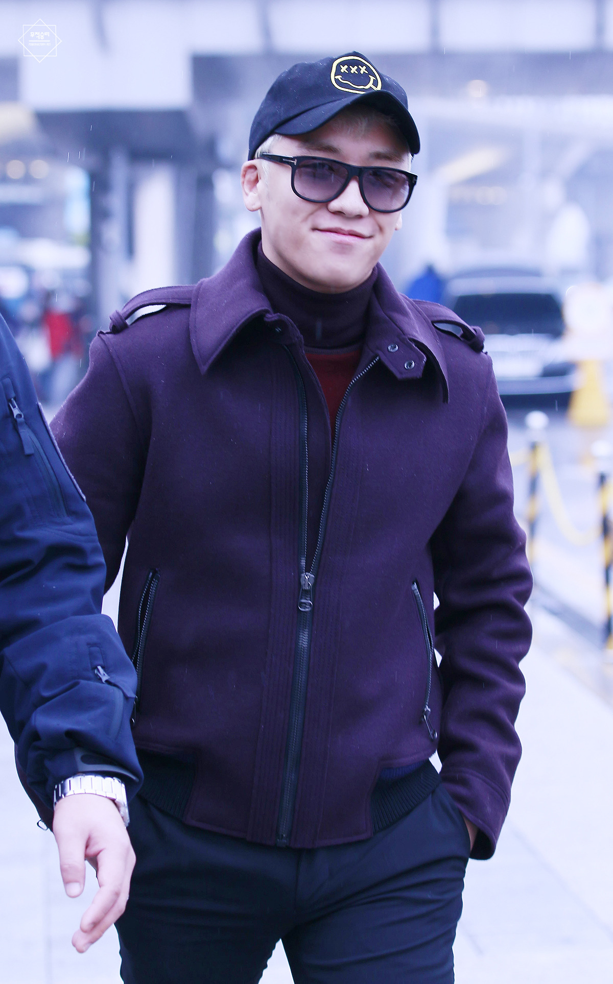 Seung Ri - Incheon Airport - 14dec2015 - Power Victory - 04
